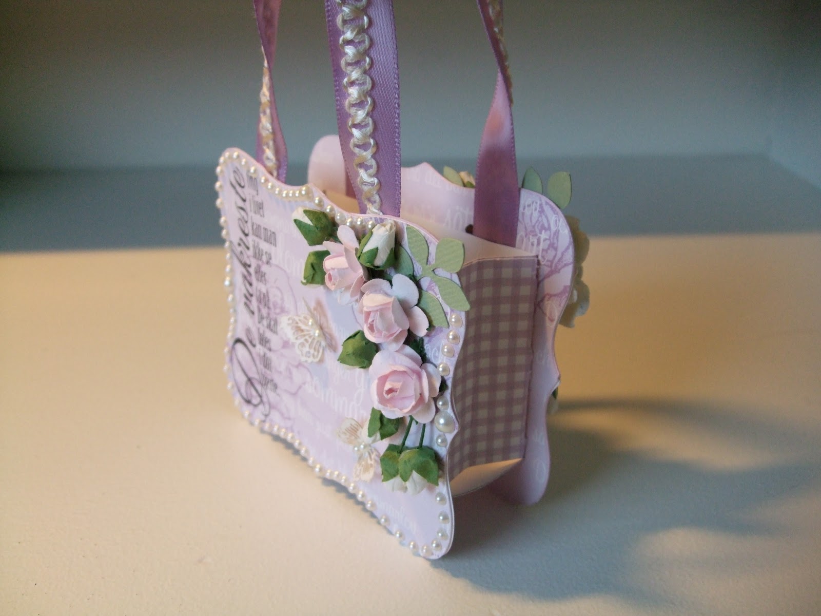 How-to-DIY-Handbag-Style-Paper-Gift-Basket-11.jpg