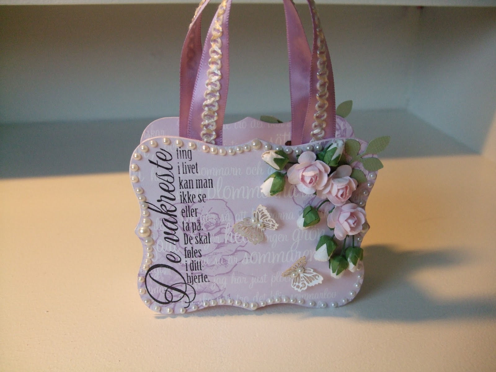 How-to-DIY-Handbag-Style-Paper-Gift-Basket-12.jpg