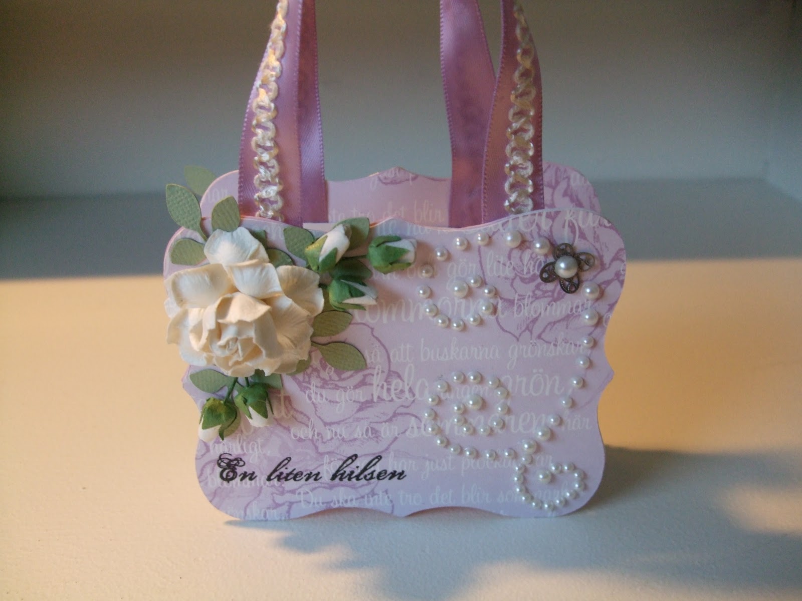 How-to-DIY-Handbag-Style-Paper-Gift-Basket-13.jpg