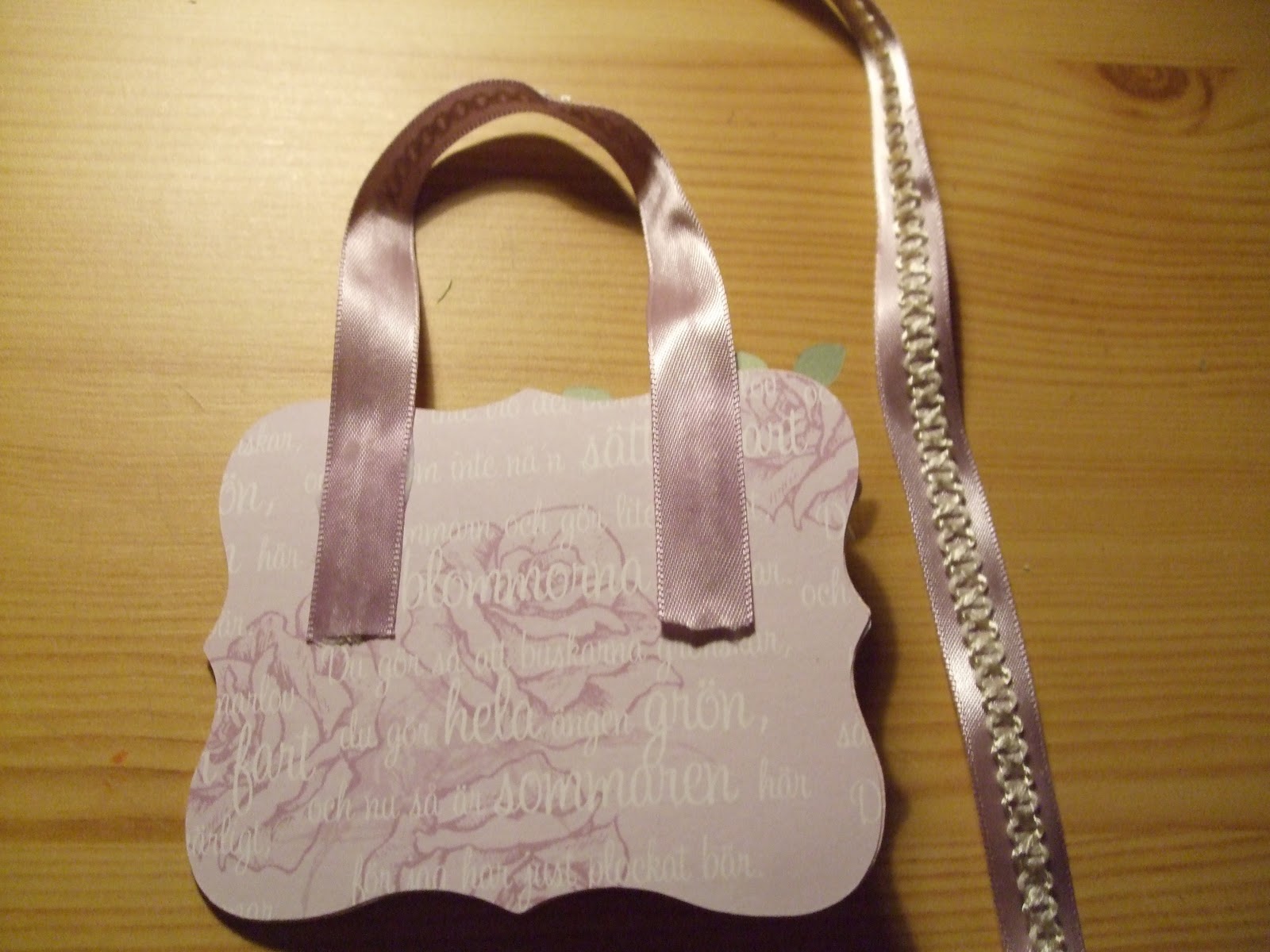 How-to-DIY-Handbag-Style-Paper-Gift-Basket-9.jpg
