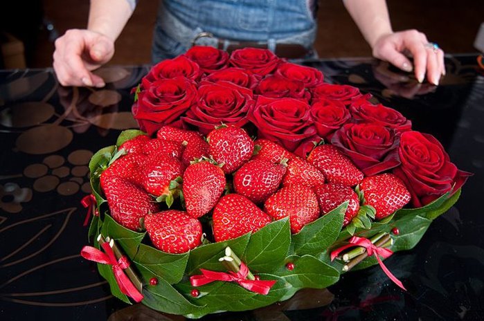 How-to-DIY-Heart-of-Roses-and-Strawberries-12.jpg