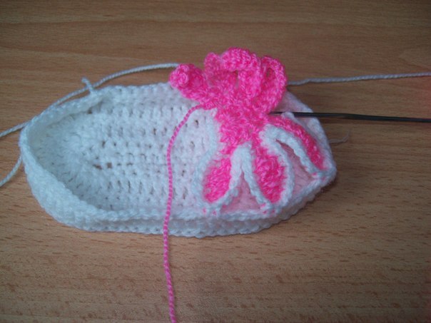 How-to-DIY-Pretty-Knitted-Flower-Baby-Booties-4.jpg