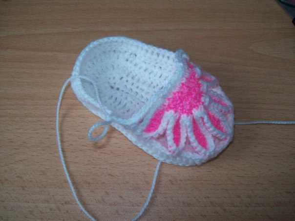 How-to-DIY-Pretty-Knitted-Flower-Baby-Booties-5.jpg
