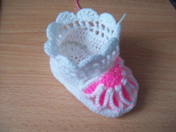 How-to-DIY-Pretty-Knitted-Flower-Baby-Booties-6.jpg