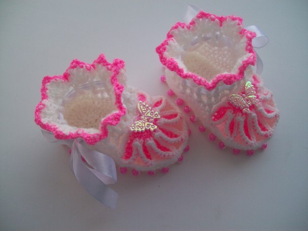 How-to-DIY-Pretty-Knitted-Flower-Baby-Booties-8.jpg
