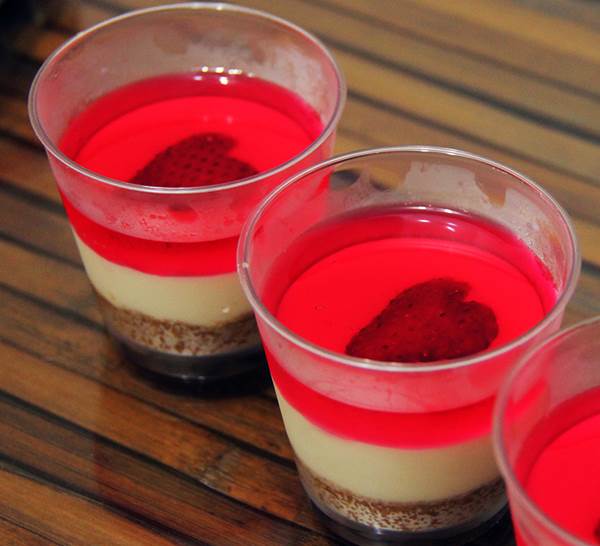 How to DIY Yummy Strawberry Jelly Hearts Cheesecake 3