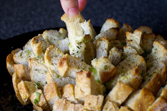 How to DIY Yummy Stuffed Cheesy Bread - Garlicky Party Bread with Cheese and Herbs