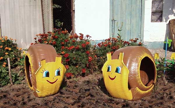 40+ Creative DIY Ideas to Repurpose Old Tire into Animal Shaped Garden Decor --> Tire Snails