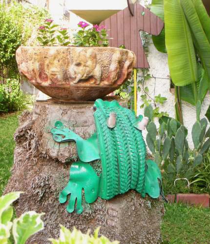 40+ Creative DIY Ideas to Repurpose Old Tire into Animal Shaped Garden Decor --> Tire Frog