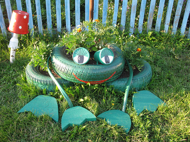 40+ Creative DIY Ideas to Repurpose Old Tire into Animal Shaped Garden Decor --> Tire Frog