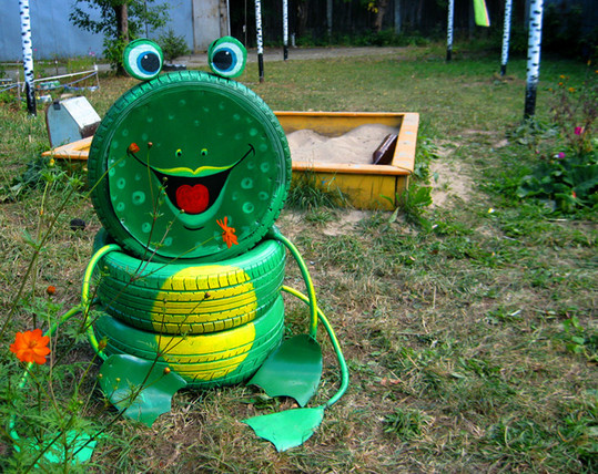 40+ Creative DIY Ideas to Repurpose Old Tire into Animal Shaped Garden Decor --> Tire Frog