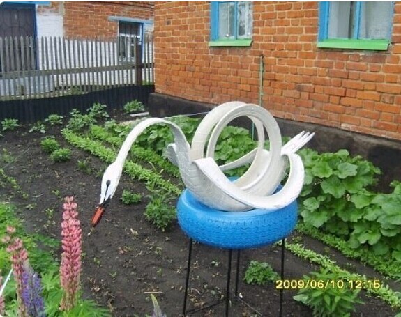 40+ Creative DIY Ideas to Repurpose Old Tire into Animal Shaped Garden Decor --> Tire Swan