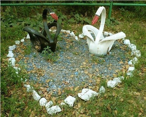 40+ Creative DIY Ideas to Repurpose Old Tire into Animal Shaped Garden Decor --> Tire Swans