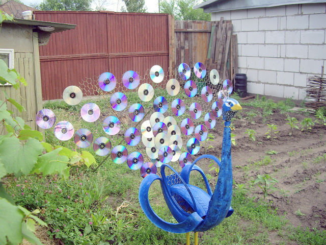 40+ Creative DIY Ideas to Repurpose Old Tire into Animal Shaped Garden Decor --> Tire Peacock