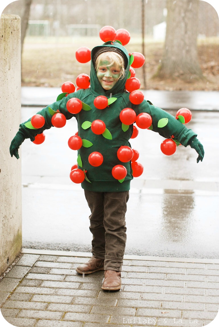 45+ Fun and Creative Ways to Use Balloons --> Balloon Apple Tree Costume DIY