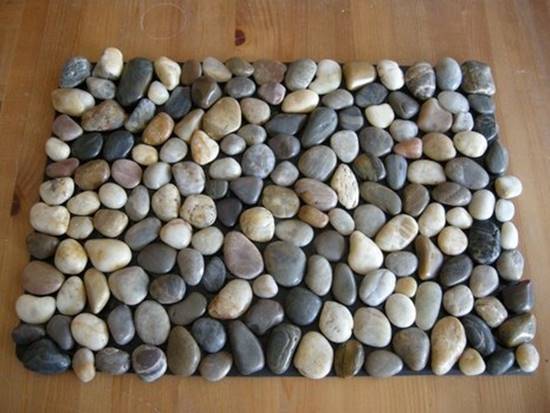How to DIY Stone Floor Mat --> Make a DIY Pebble Bath Mat