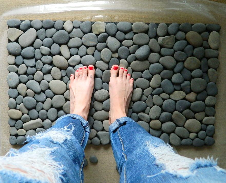 How to DIY Stone Floor Mat --> Ocean Stone Bath Mat