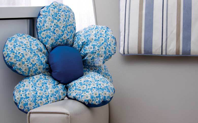 DIY Beautiful Flower Cushion Step 13