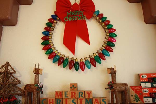 Creative Ideas - DIY Light Bulb Christmas Ornaments --> Christmas Light Bulb Wreath