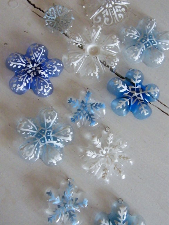 Creative Ideas - DIY Snowflake Christmas Tree Ornaments from Plastic