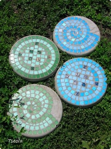 DIY Mosaic Tile Garden Stepping Stones 13
