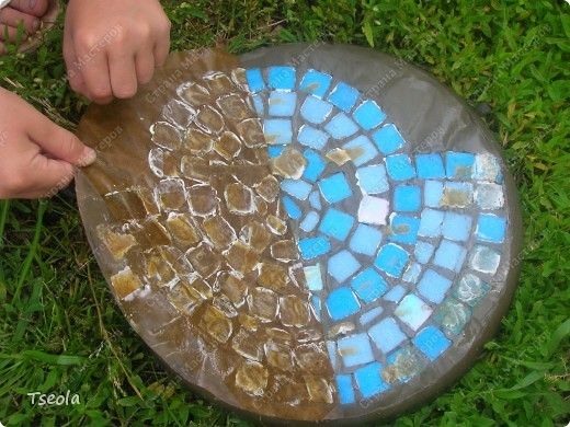 DIY Mosaic Tile Garden Stepping Stones