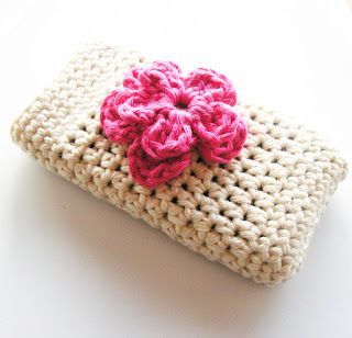30 Stylish DIY Crochet Phone Cases --> Crochet iPhone case with flower