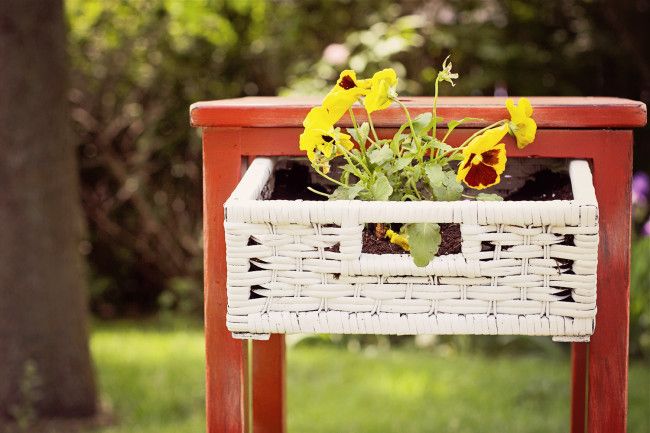20+ Creative Ideas and DIY Projects to Repurpose Old Furniture --> DIY Upcycled Side Table and Planter