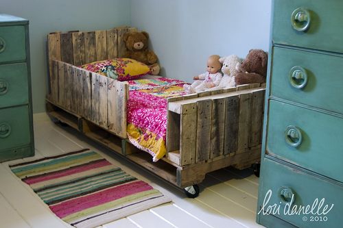 30+ Creative Pallet Furniture DIY Ideas and Projects --> DIY Toddler Pallet Bed