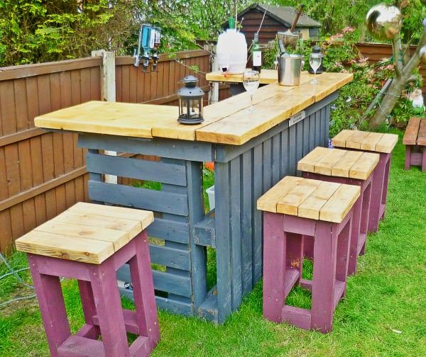 30+ Creative Pallet Furniture DIY Ideas and Projects --> Pallet Outdoor Bar and Stools