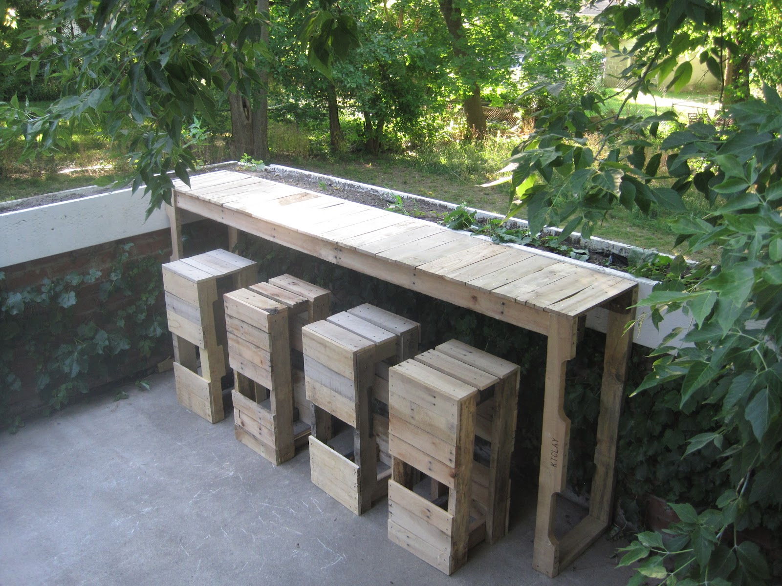 30+ Creative Pallet Furniture DIY Ideas and Projects --> Pallet Outdoor Bar and Stools