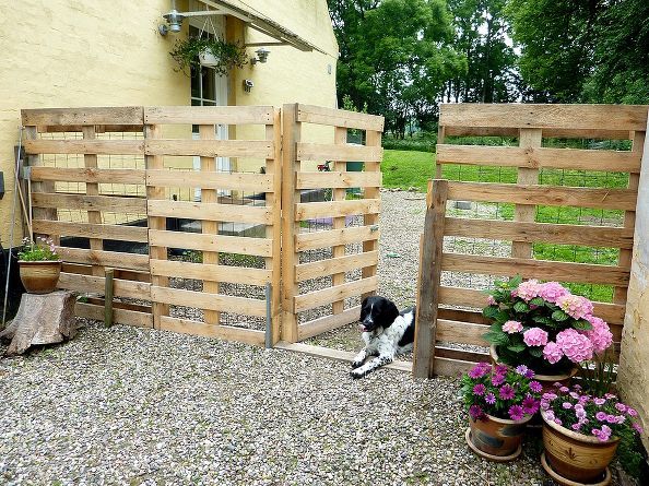 30+ Creative Pallet Furniture DIY Ideas and Projects --> DIY Pallet Fence