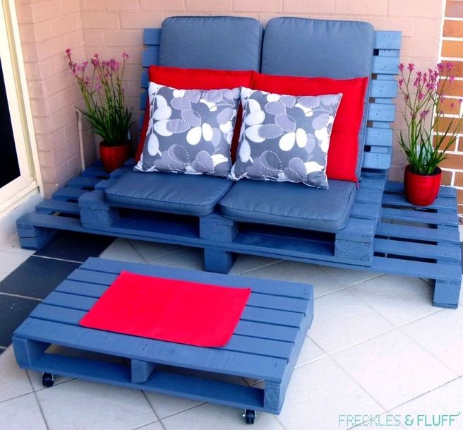 30+ Creative Pallet Furniture DIY Ideas and Projects --> DIY Wooden Pallet Chillout Lounge