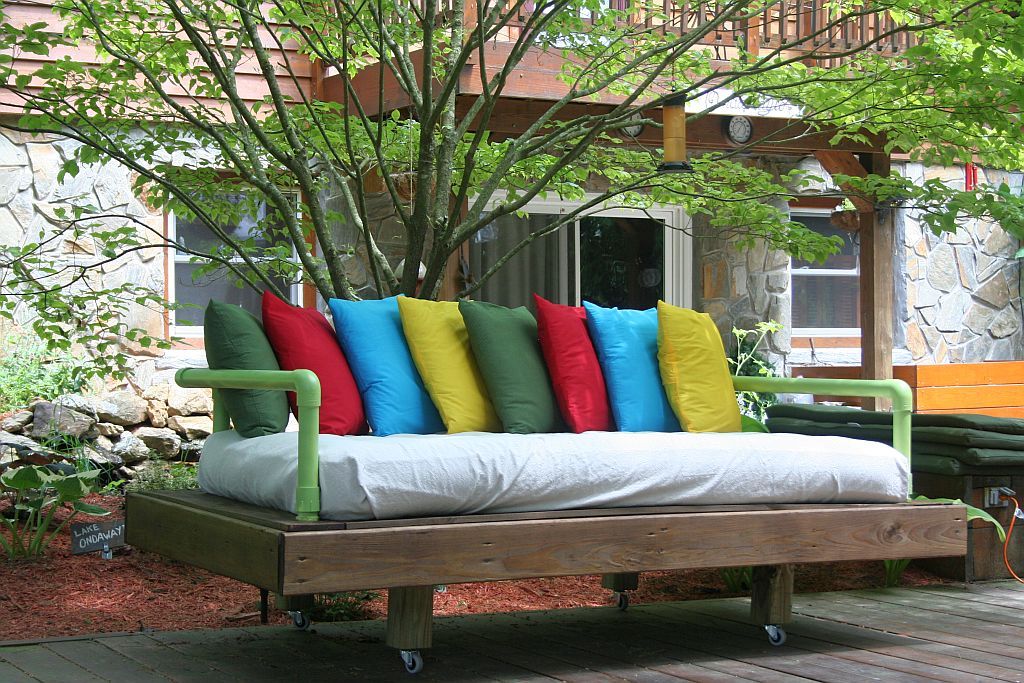 30+ Creative Pallet Furniture DIY Ideas and Projects --> DIY Pallet Day Bed