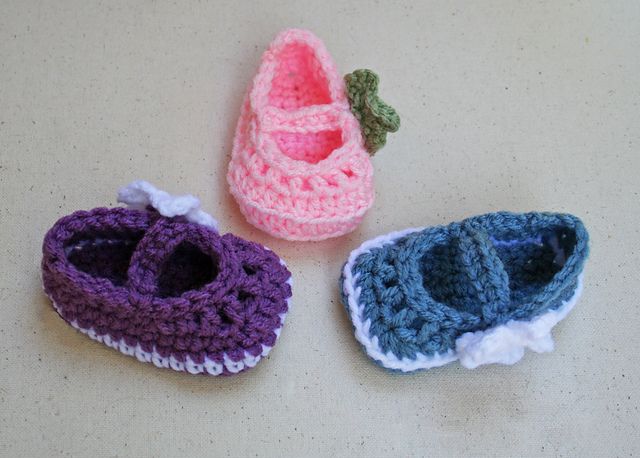 40+ Adorable and FREE Crochet Baby Booties Patterns --> Crochet Mary Jane Skimmer Booties
