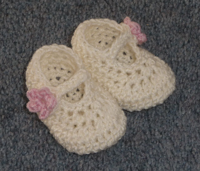 40+ Adorable and FREE Crochet Baby Booties Patterns --> Crochet Dainty Mary Jane Baby Slippers