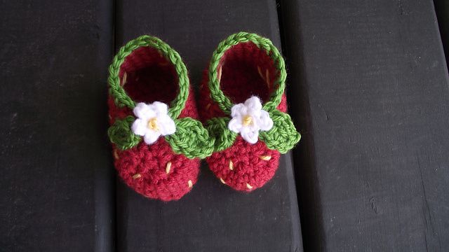 40+ Adorable and FREE Crochet Baby Booties Patterns --> Crochet Strawberry Booties