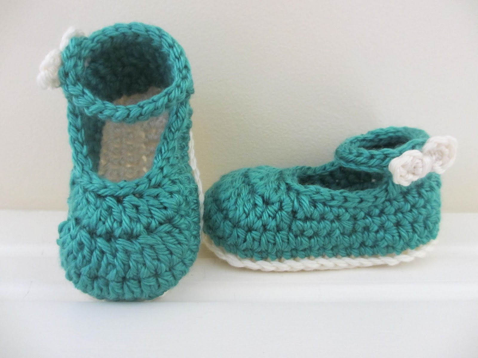 40+ Adorable and FREE Crochet Baby Booties Patterns --> Bow Buckle Mary Janes