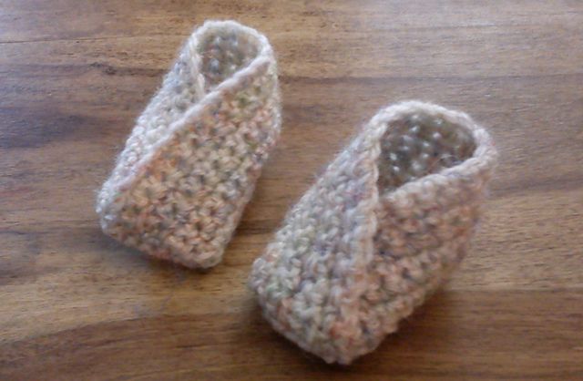 40+ Adorable and FREE Crochet Baby Booties Patterns --> Simple Crossover Booties