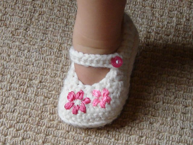 40+ Adorable and FREE Crochet Baby Booties Patterns --> Lazy Daisy Girl's Shoes