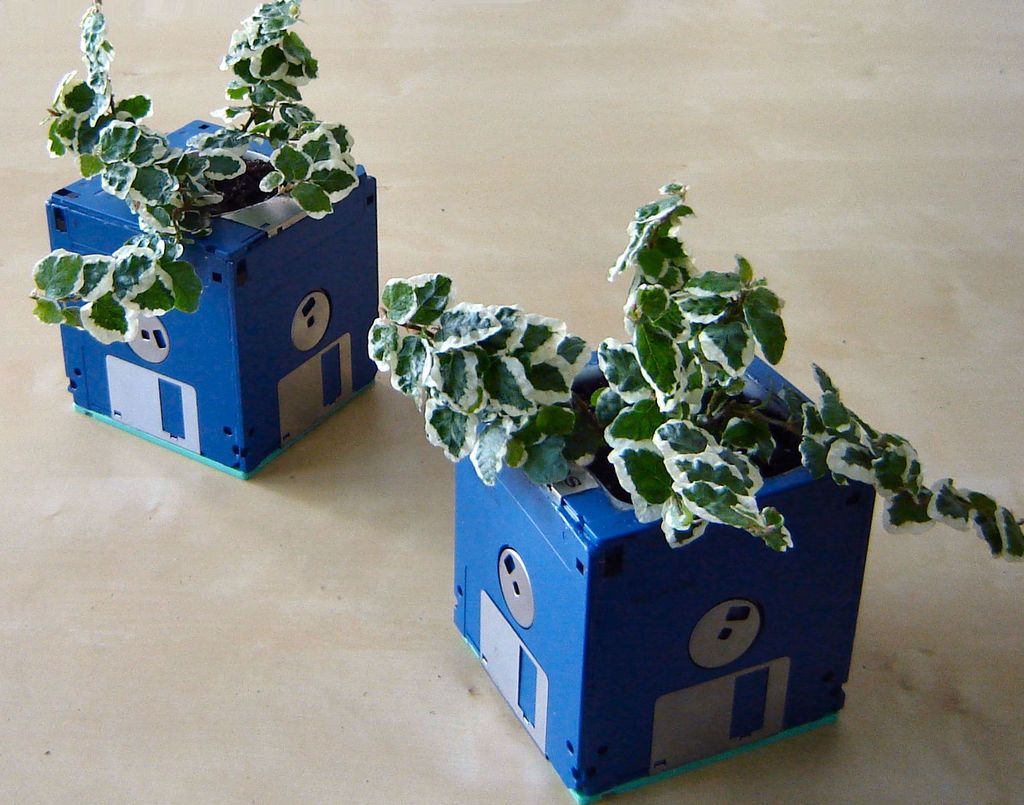 40+ Creative DIY Garden Containers and Planters from Recycled Materials --> DIY Floppy Disk Planter