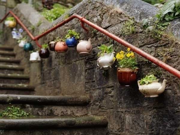 40+ Creative DIY Garden Containers and Planters from Recycled Materials --> Old Teapot Planters