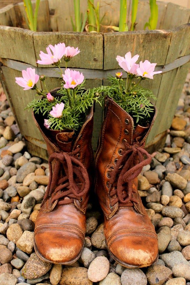 40+ Creative DIY Garden Containers and Planters from Recycled Materials --> DIY Old Boots Flower Planter