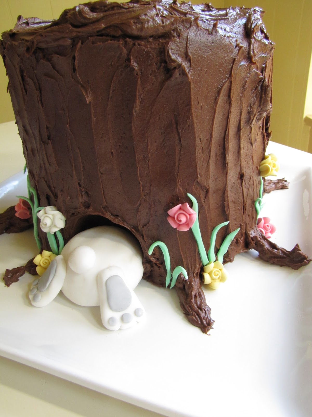 20+ Creative DIY Easter Bunny Cake Recipes --> DIY Tree Stump Bunny Butt Easter Cake