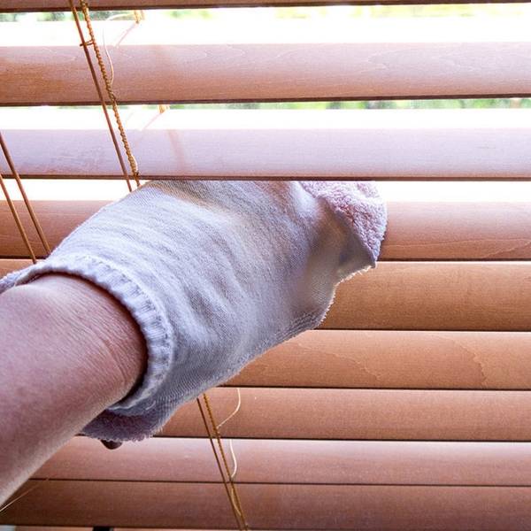 20+ Cleaning Hacks for The Hard To Clean Items In Your Home --> How to Clean Window Blinds Easily