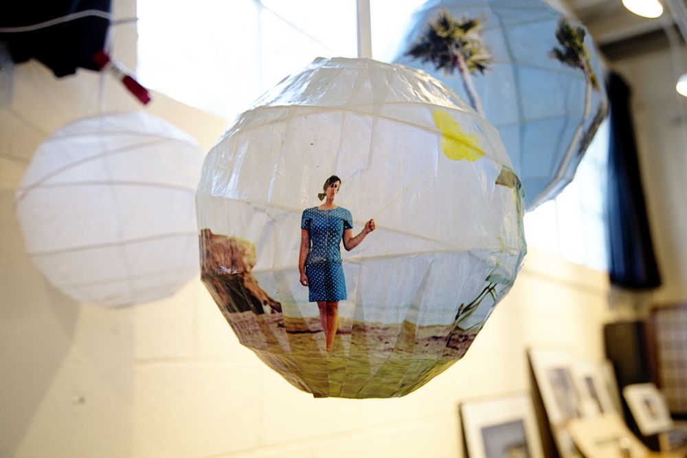 35+ Creative DIY Ways to Display Your Family Photos --> DIY Glowing Photo Spheres
