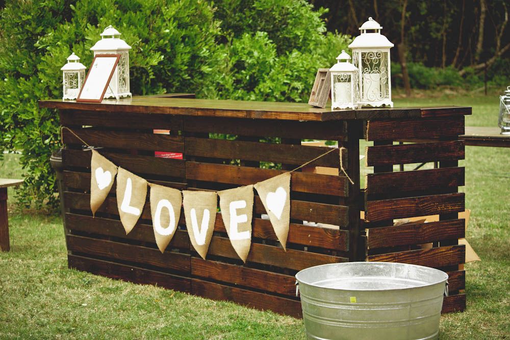 30+ Creative DIY Wine Bars for Your Home and Garden --> DIY Pallet Outdoor Bar