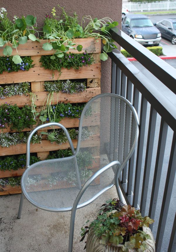 35+ Creative DIY Herb Garden Ideas --> DIY Vertical Pallet Herb Garden on the Balcony