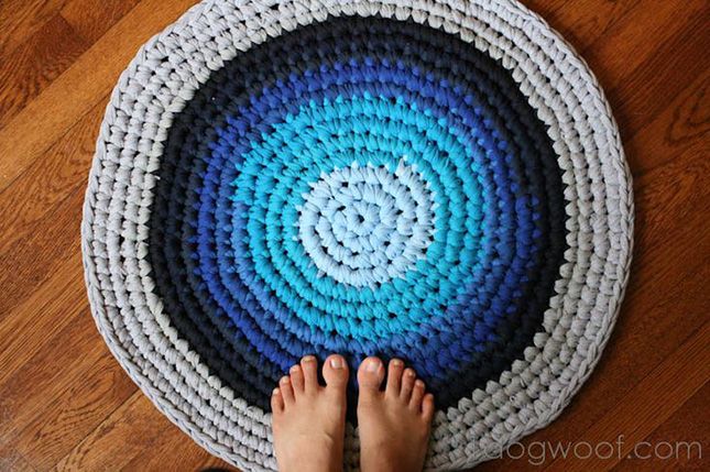 40+ Creative Ideas to Repurpose and Reuse Your Old T-shirts --> Crochet Rug from Repurposed T-shirts