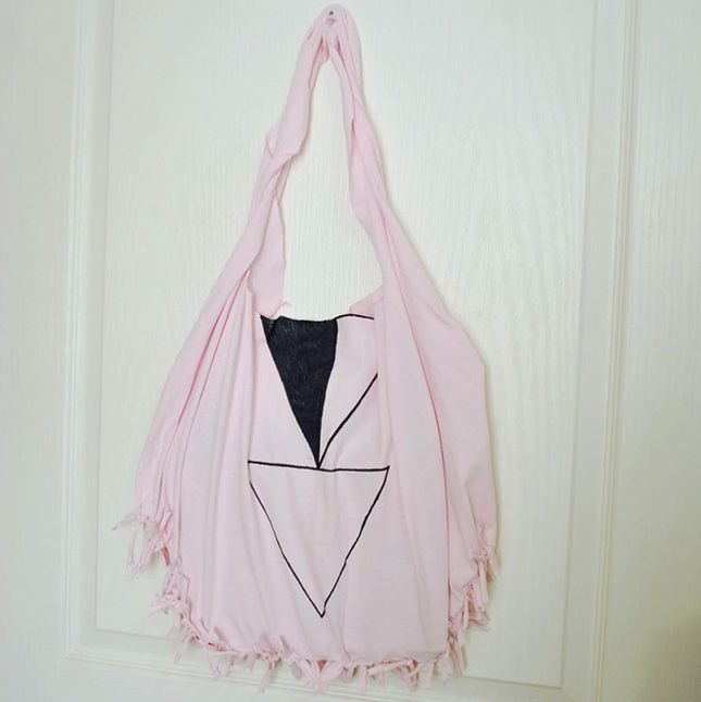 40+ Creative Ideas to Repurpose and Reuse Your Old T-shirts --> No-Sew T-shirt Tote